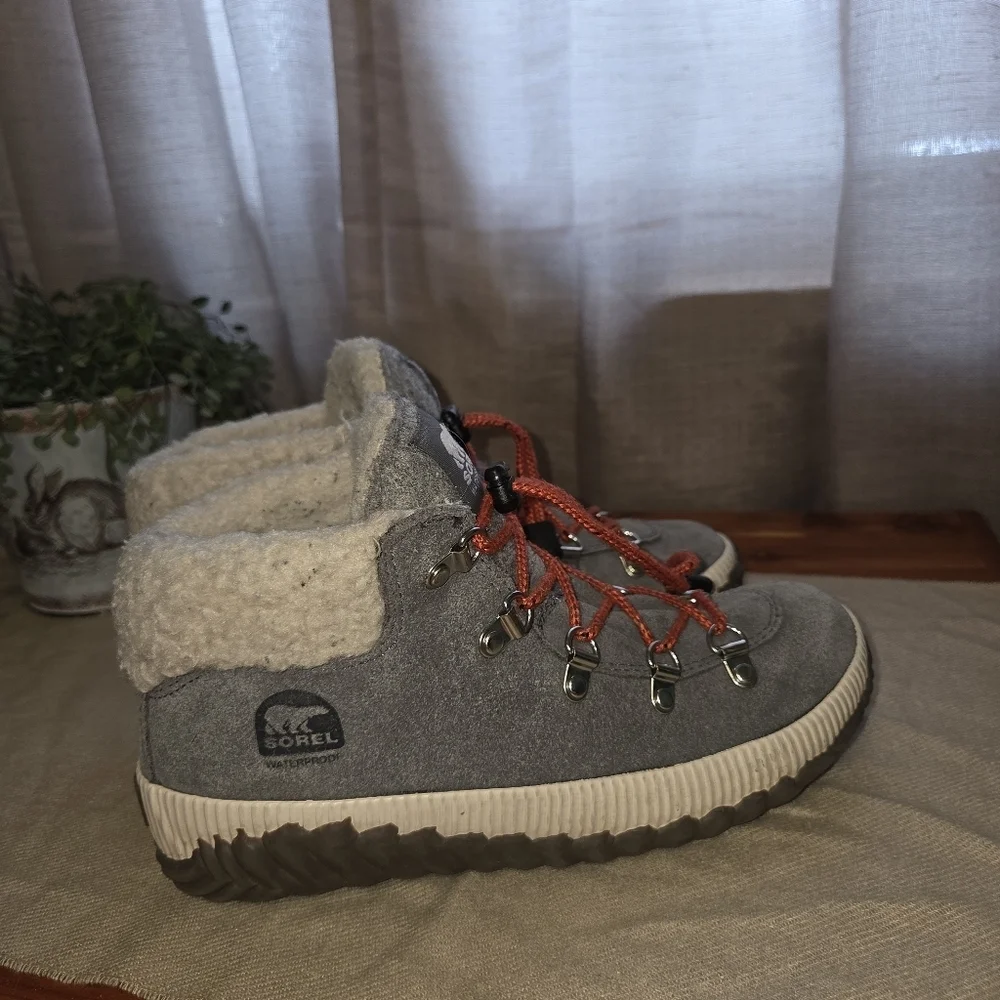 Sorel Kids  size 4 Boots in Gray suede with Orange Accents